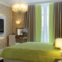 Kombinasjonen av grønne gardiner med et sengeteppe