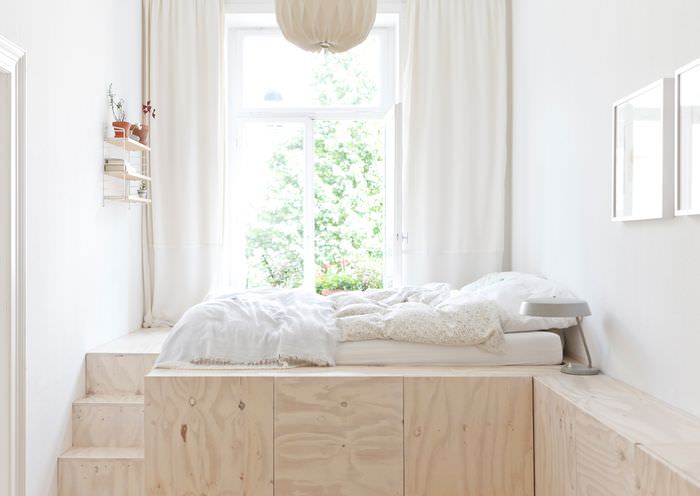 Hvit seng på plywood i kryssfiner