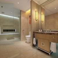 usædvanlig indretning af et badeværelse med et brusebad i lyse farver billede