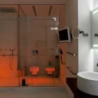 lyst design af et badeværelse med bruser i lyse farver foto