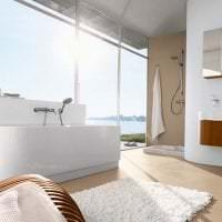 usædvanligt design af et badeværelse med et brusebad i lyse farver foto