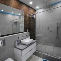 smukt badeværelsesdesign med brusebad i lyse farver billede