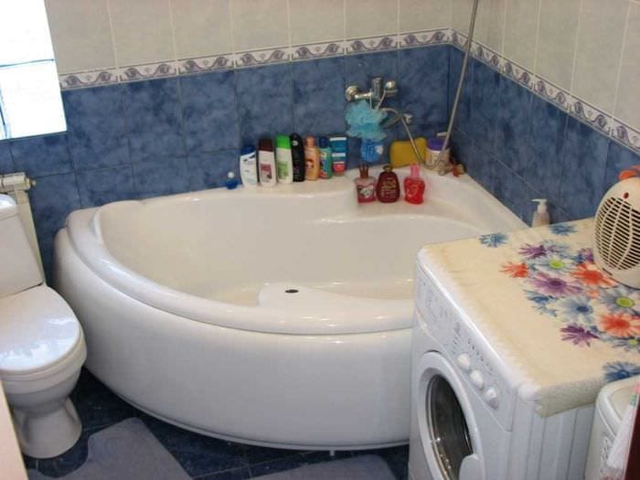 версия на модерен интериор за баня с ъглова вана
