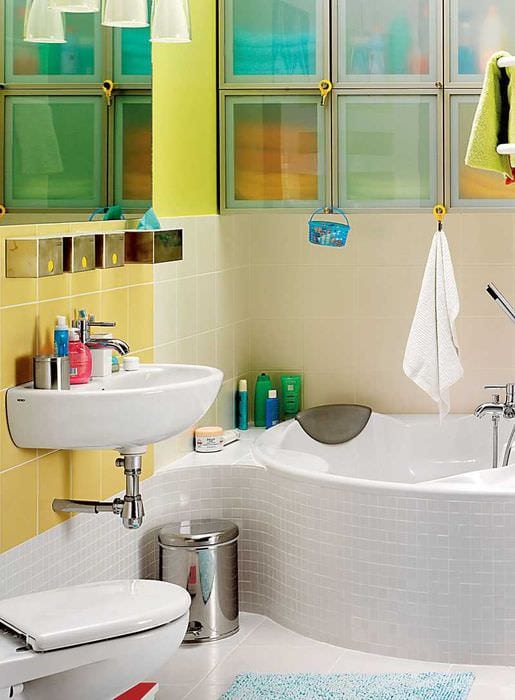 אפשרות עיצוב מודרנית לחדר אמבטיה עם אמבט פינתי