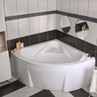 הרעיון של הסגנון יוצא הדופן של חדר אמבטיה עם תמונת אמבטיה פינתית