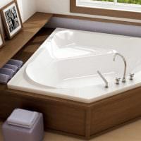 גרסה של הסגנון המודרני של חדר אמבטיה עם תמונת אמבטיה פינתית