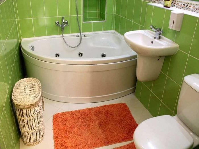 גרסה של סגנון יוצא דופן של חדר אמבטיה עם אמבט פינתי
