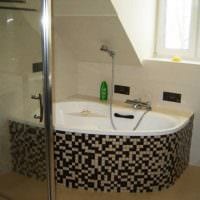 גרסה של פנים חדר אמבטיה מודרני עם תמונת אמבטיה פינתית