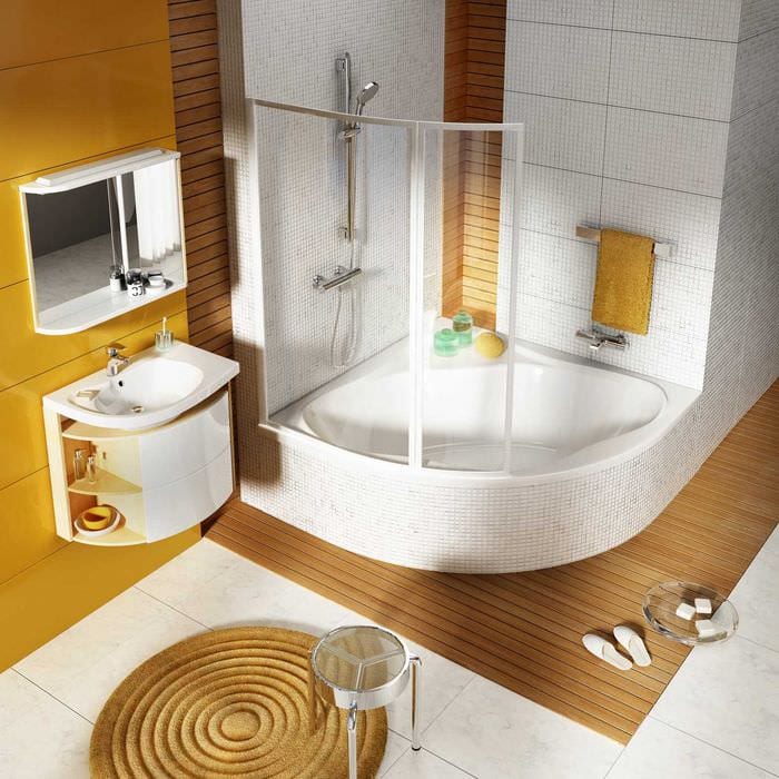 ideen om en uvanlig stil på et bad med hjørnebadekar