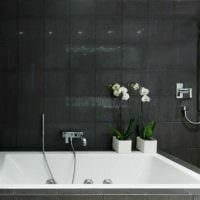 η ιδέα ενός όμορφου εσωτερικού μπάνιου σε ασπρόμαυρη φωτογραφία
