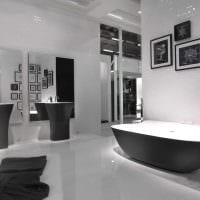 η ιδέα ενός όμορφου σχεδιασμού μπάνιου σε ασπρόμαυρη εικόνα