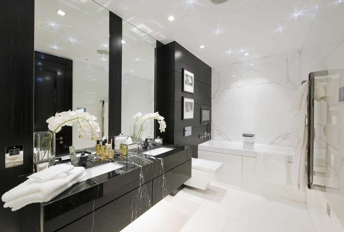επιλογή ενός όμορφου σχεδιασμού μπάνιου σε ασπρόμαυρο