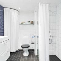 ιδέα ενός ασυνήθιστου εσωτερικού μπάνιου σε ασπρόμαυρη φωτογραφία
