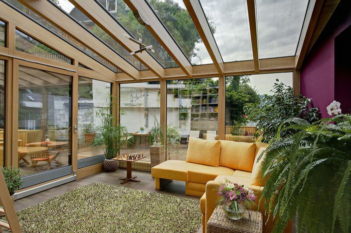 Стъклен покрив в дизайна на селската веранда
