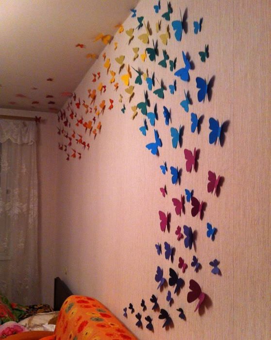 Papierové motýle na stene obývačky