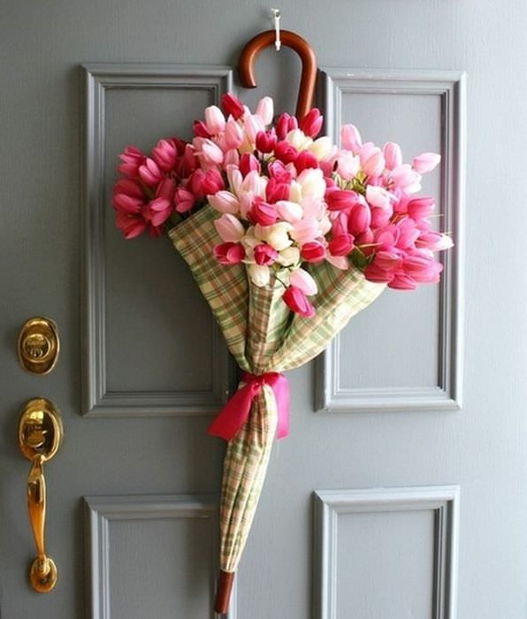 Zdobenie predných dverí kyticou tulipánov