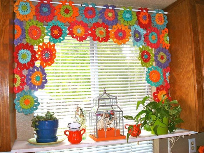 Декориране на кухненския прозорец с многоцветни салфетки с конец