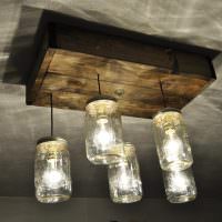 Lampa vyrobená zo sklenených nádob a dreva