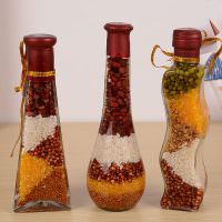 Красиви бутилки със зърнени храни за кухненски декор