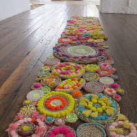 Dlhý koberec vyrobený z pletených obrúskov