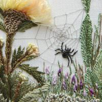 Výšivka na tkanine pavúk medzi kvetmi