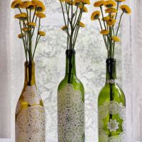 Vázy na kvety zo starých fliaš na víno