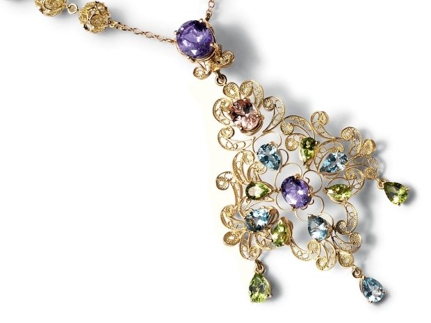 filigran-vedhæng-halskæde-luksus-smykker-dolce-og-gabbana-guld-ornamenter