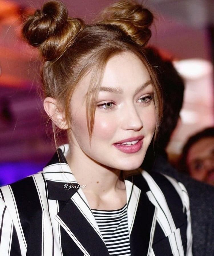 Gigi Hadid frisurer To bolle frisure med pandehår To boller frisurer