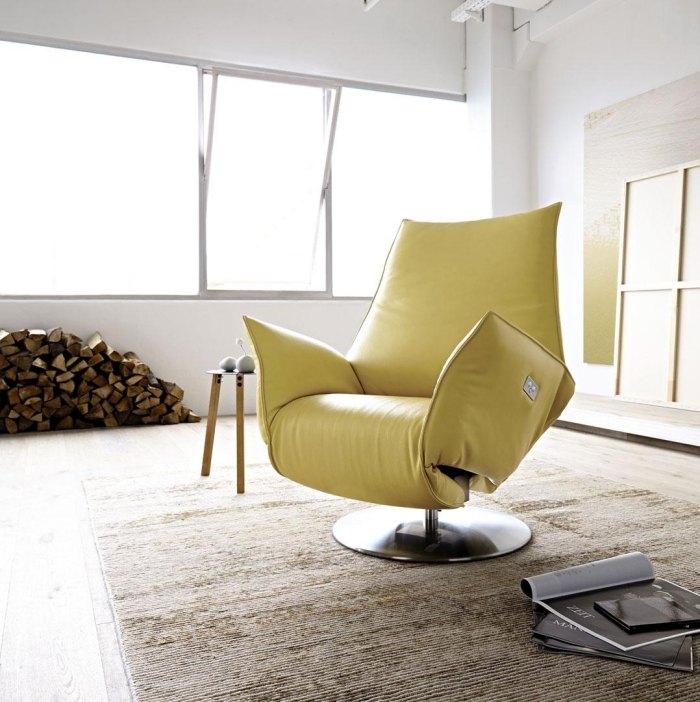 Drejelig lænestol-fremstillet af læder-futuristisk-design-gul-betræk-koinor-safira