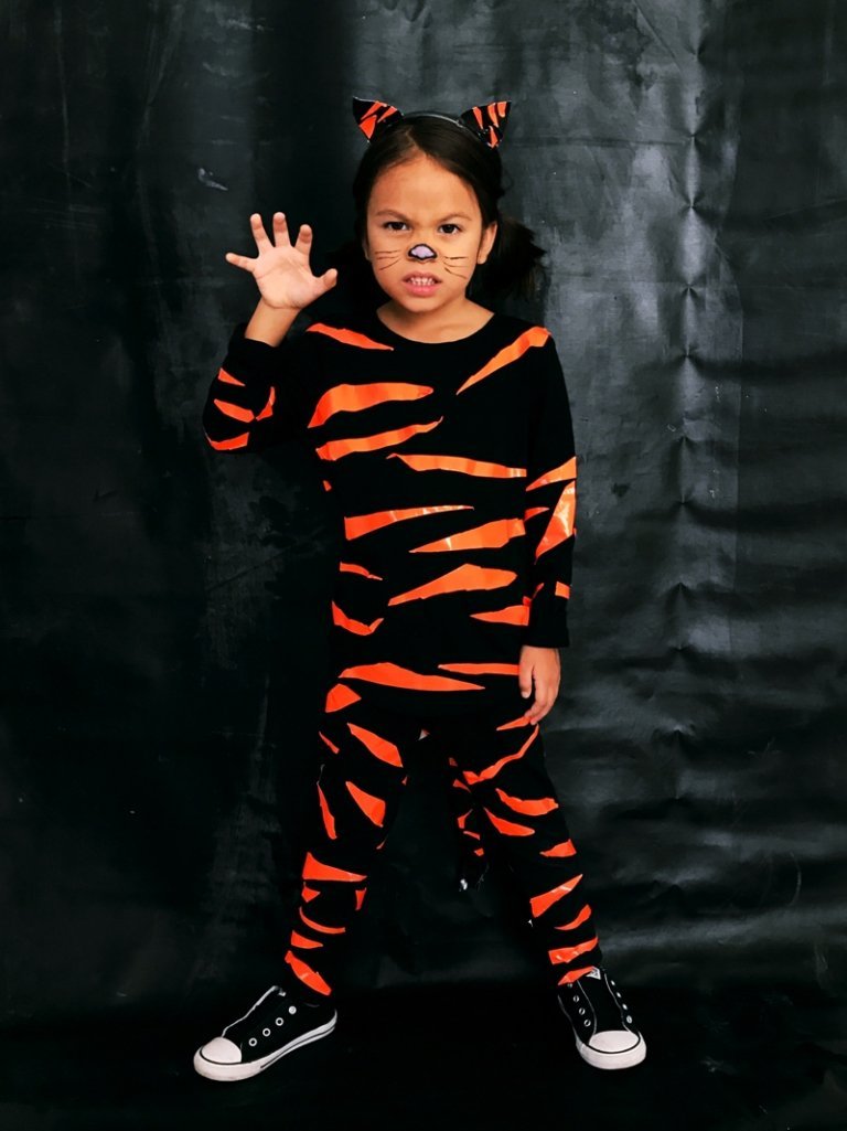 Lav selv tiger -karnevalskostume til børn med tape