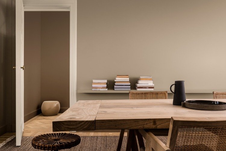 rustikt spisebord i minimalistisk stue med vægge malet i dulux ensfarvet modig grund