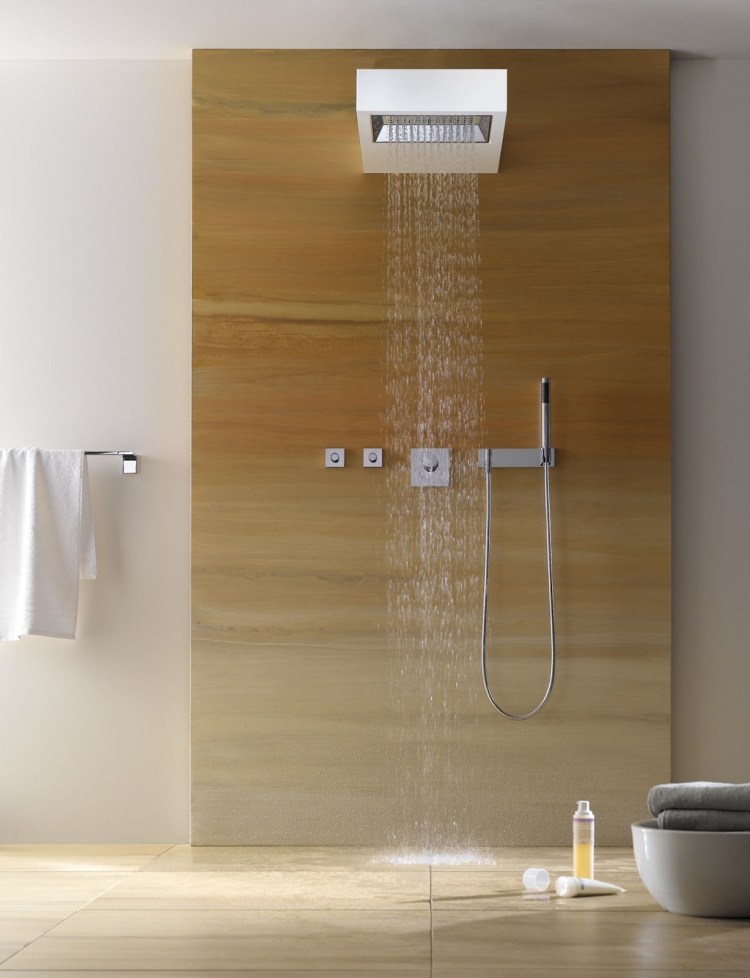 brusebad-ideer-badeværelse-regnbruser-træ-beslag-moderne-design-karamel