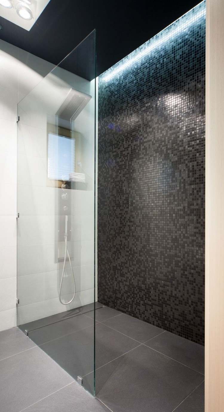 walk-in-shower-badeværelse-sort-mosaik-fliser-led-loft-belysning