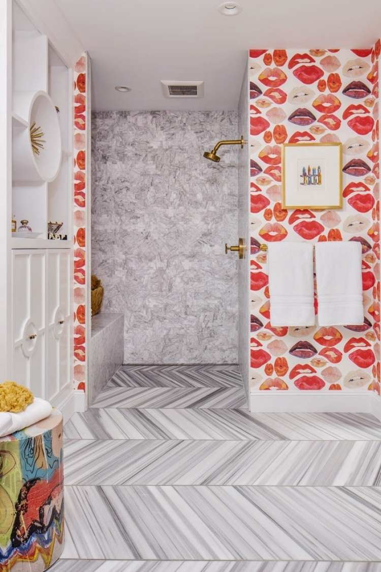 Brusekabine-marmor-fiskeben-arrangement-farverigt-væg-design-skjult-afløb