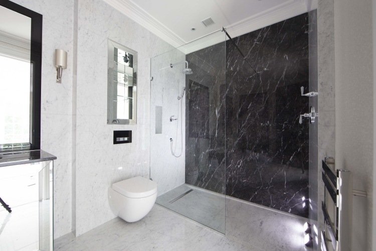 brusekabine-marmor-sort-hvid-toilet-brusekabine-belysning-glas væg-glasdør-moderne-klassisk