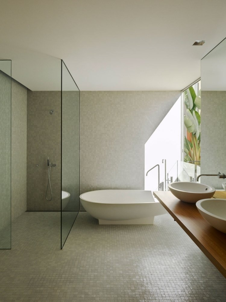 Brusekabine-moderne-mosaikfliser-badekar-hvidt-fritstående brusekabine-dobbelt forfængelighed-træpanel