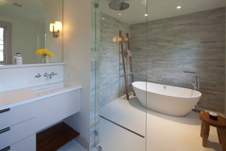 Brusekabine -bad-fritstående-hvid-væg-sten-grå-håndvask-spejl væg-stige