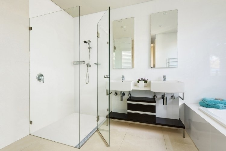Brusekabine -dobbelt håndvask-sort-hvid-creme-hvid-spejl-badekar-bruser-glasdør
