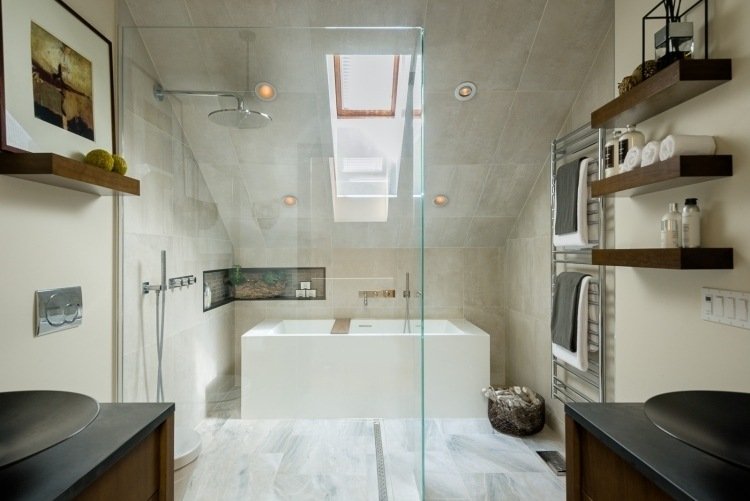 Brusekabine-marmor-skråt tag-ruder-ovenlys-håndvaske-modsat
