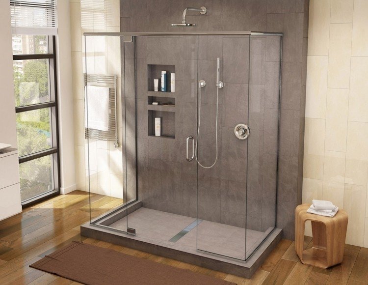 walk-in-shower-grå-trægulv-skammel-brusekabine-fritstående-regnbruser-moderne design