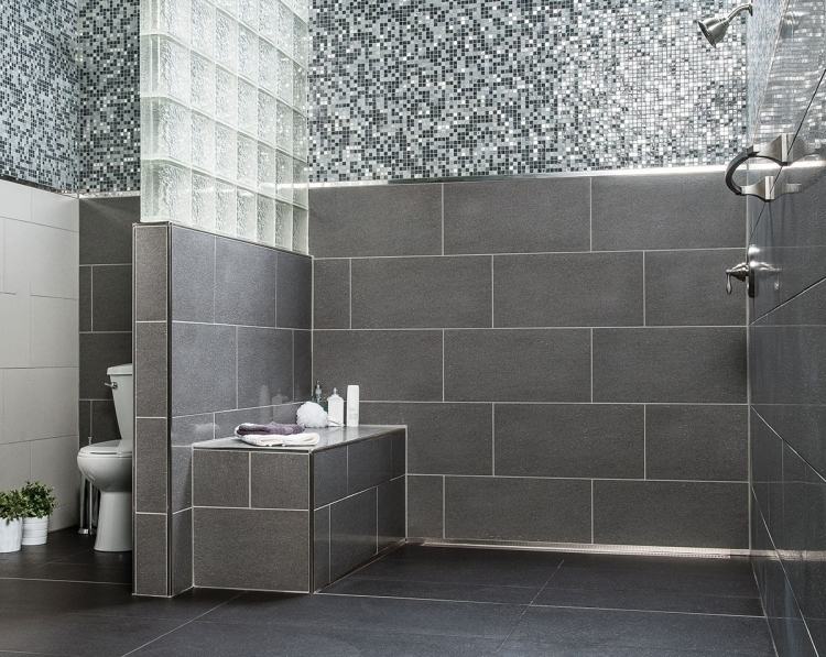 walk-in-shower-grå-hvid-bænk-mursten-glas-flise-mosaik-sten-armatur-toilet