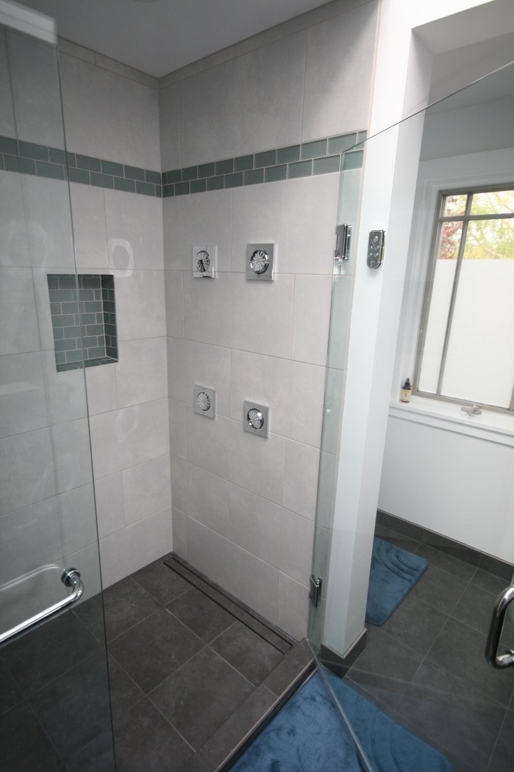 walk-in-shower-lys-grå-mørk-grå-bruser-skab-montering-glas-dør-hydromassage