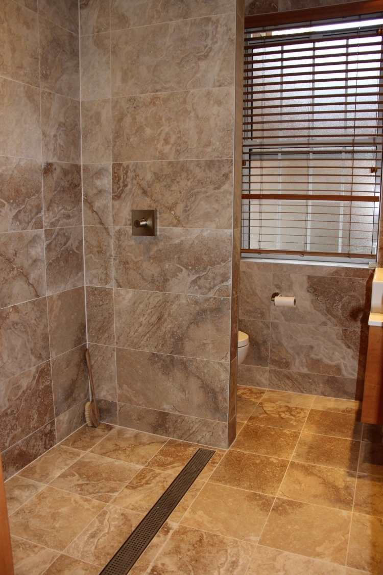 brusekabine-brun-beige-skillevæg-vægmontering-toilet-vindue-åbent-badeværelse
