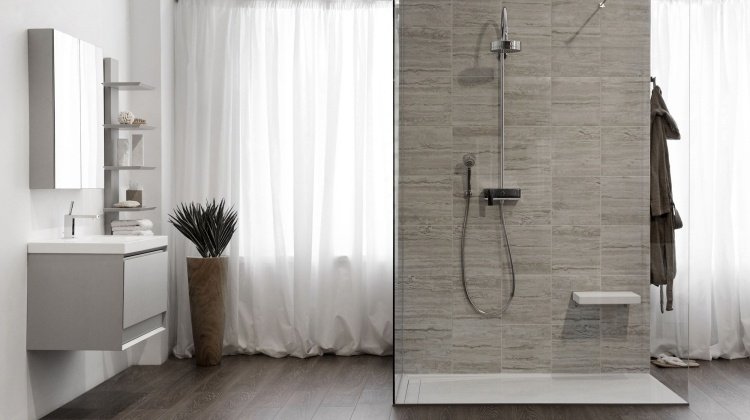 walk-in-shower-trægulv-vådt område-bænk-håndvask-spejl-skab-moderne-gardiner-hvid