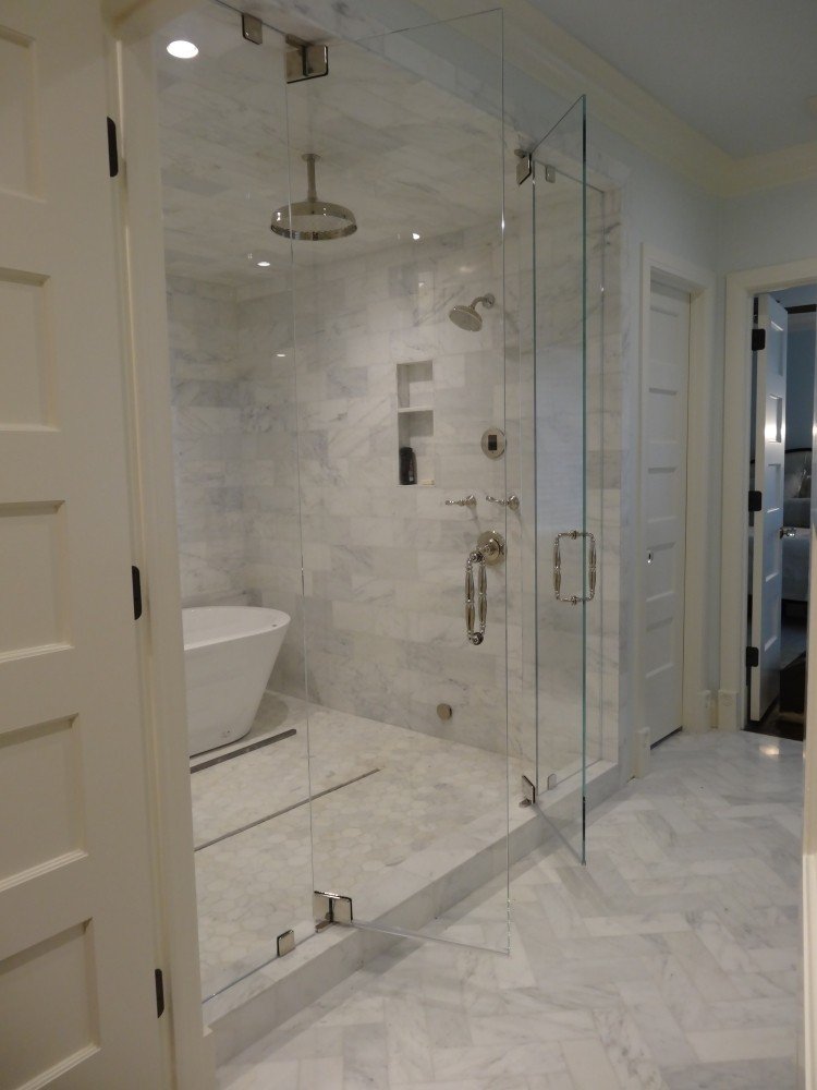 walk-in-shower-marmor-fliser-arrangement-honeycomb-struktur-fischgraet-arrangement-glas-døre-regnbruser-fitting
