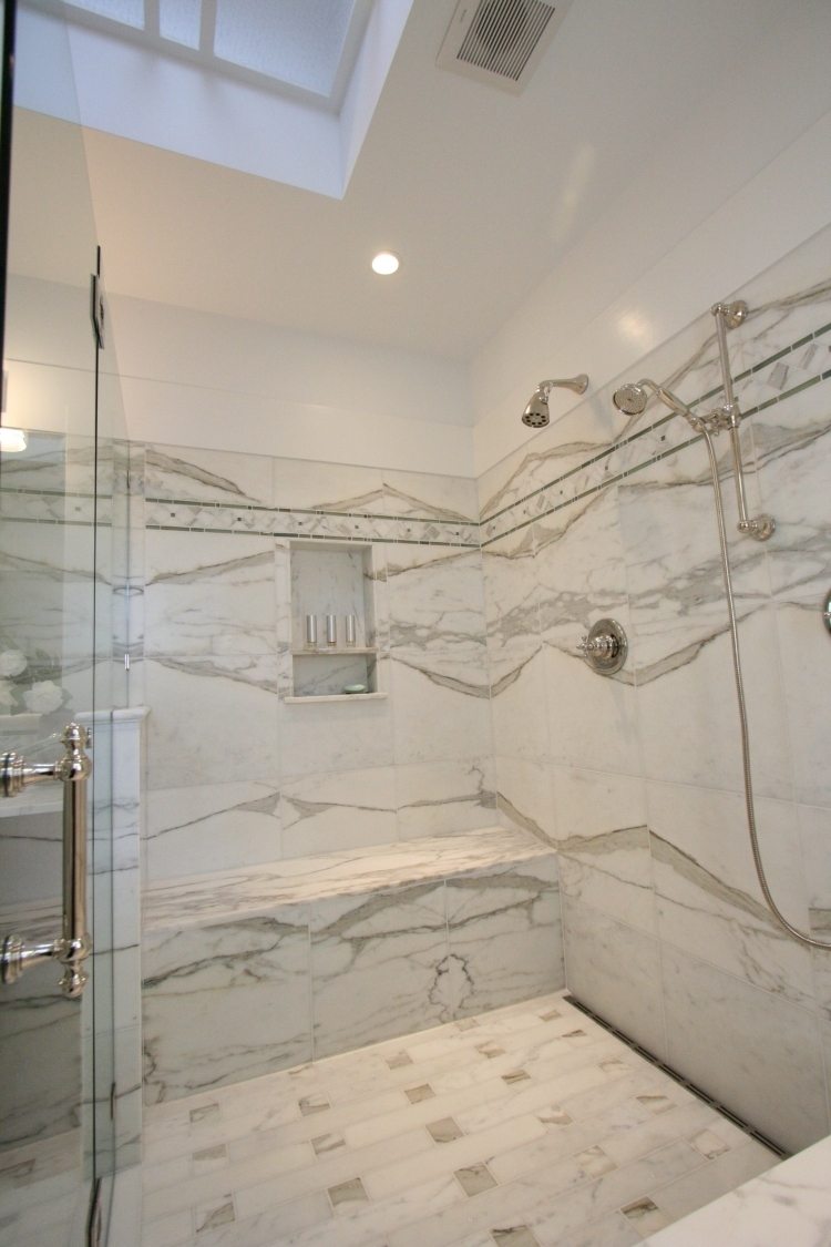 walk-in-shower-marmor-grå-hvid-beslag-bænk-mursten-vægge-ovenlysvindue-glas-dør