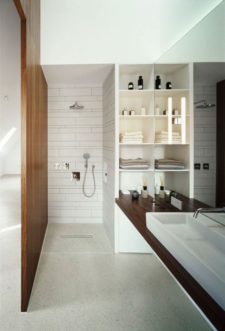 walk-in-shower-håndvask-træpanel-træ væg-hvide-fliser-hylder-niche