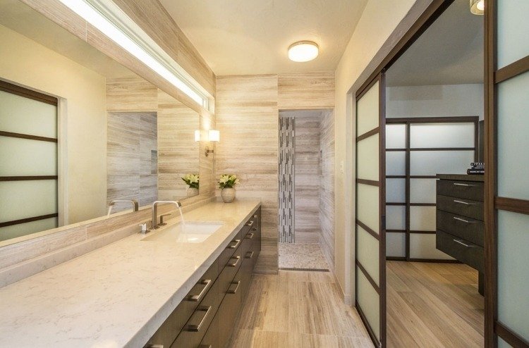 walk-in-shower-håndvask-spejl-væg-klassisk-belysning-grå-mørk brun