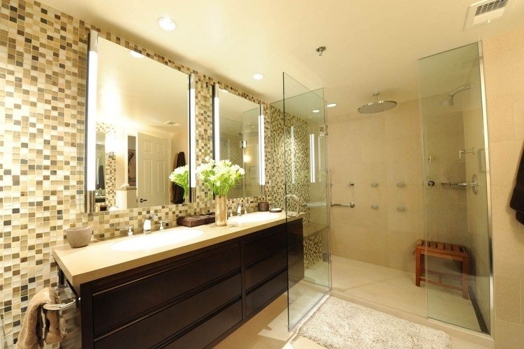 walk-in-shower-taburet-montering-barriere-fri-beige-håndvask-stor-væg-mosaik bøf