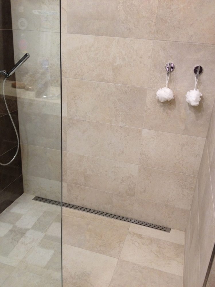 walk-in-shower-fliser-kalksten-glas-beslag-beige-creme-hvid-tagrende